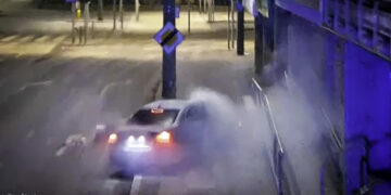 Jechał deptakiem, rozbił BMW. 22-latek zatrzymany [VIDEO] Radio Zachód - Lubuskie