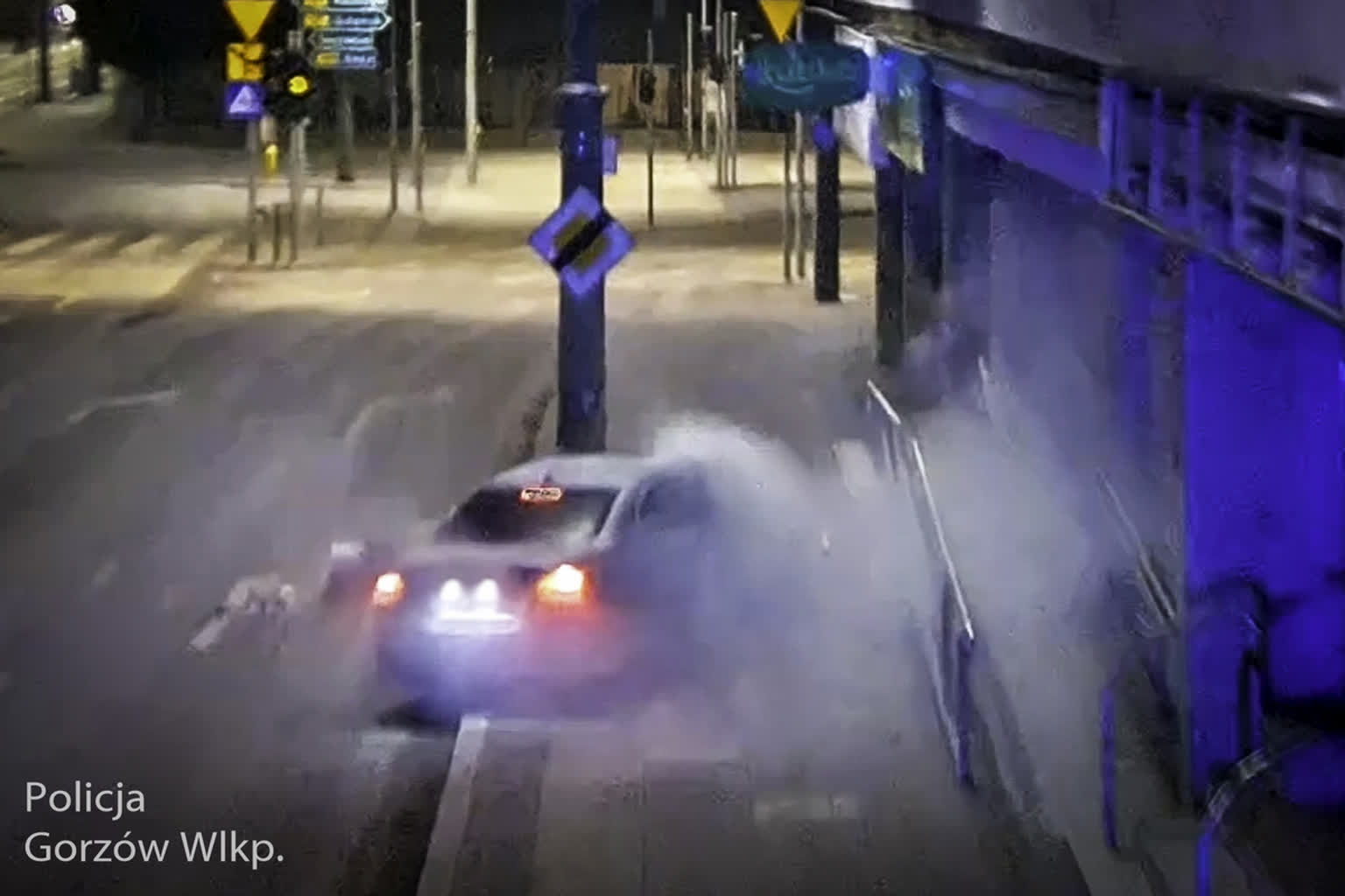 Jechał deptakiem, rozbił BMW. 22-latek zatrzymany [VIDEO] Radio Zachód - Lubuskie