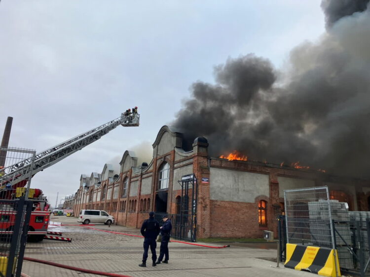 Pożar hali ZNTK w Gdańsku (PAP/KM PSP Gdańsk)