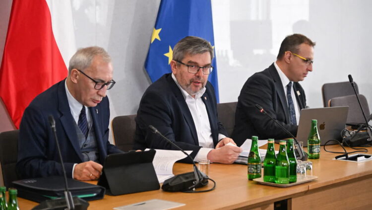 Przewodniczący komisji, poseł KO Jarosław Urbaniak (C) i jego zastępcy: poseł PiS Kazimierz Smoliński (L) i poseł Polski2050-TD Łukasz Osmalak (P) Fot. PAP/Radek Pietruszka