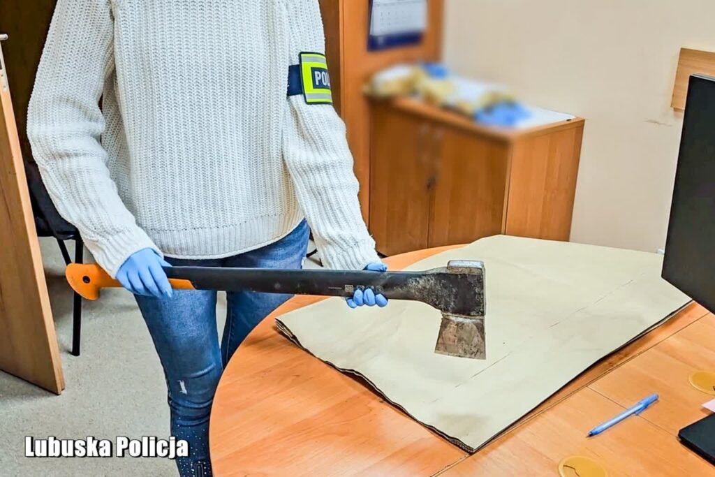 We wsi k. Strzelec Krajeńskich pijany mężczyzna rzucił się na policjantów z siekierą (KPP Strzelce Krajeńskie)