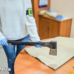 We wsi k. Strzelec Krajeńskich pijany mężczyzna rzucił się na policjantów z siekierą (KPP Strzelce Krajeńskie)