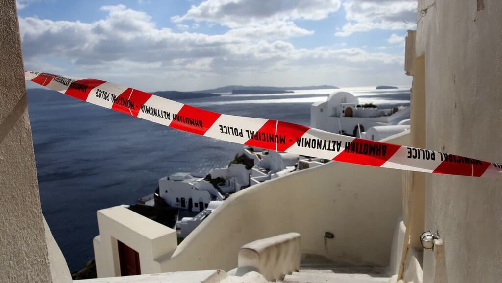 Wstrząsy na Santorini. Zainstalowano dodatkowe urządzenia do pomiaru aktywności sejsmicznej 1 Zabezpieczenia na Santorini Fot. PAP/EPA/RESTIS PANAGIOTOU