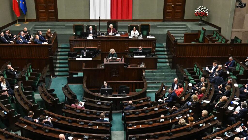 Posłowie na sali plenarnej Sejmu. Fot. PAP/Radek Pietruszka