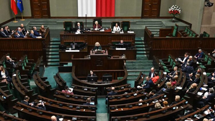 Posłowie na sali plenarnej Sejmu. Fot. PAP/Radek Pietruszka