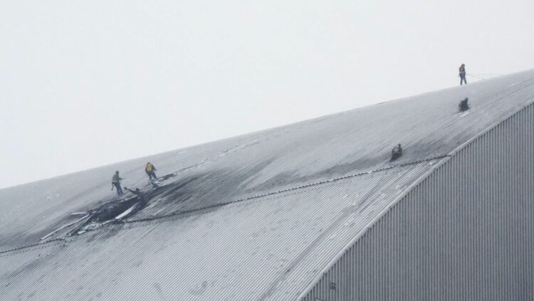 Pracownicy oglądają zniszczenia sarkofagu nad zniszczonym reaktorem w Czarnobylu Fot. PAP/EPA/SERGEY DOLZHENKO