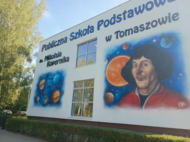 Wspólne zajęcia seniorów z dziećmi w szkole w Tomaszowie 9 fot. K.Gonera