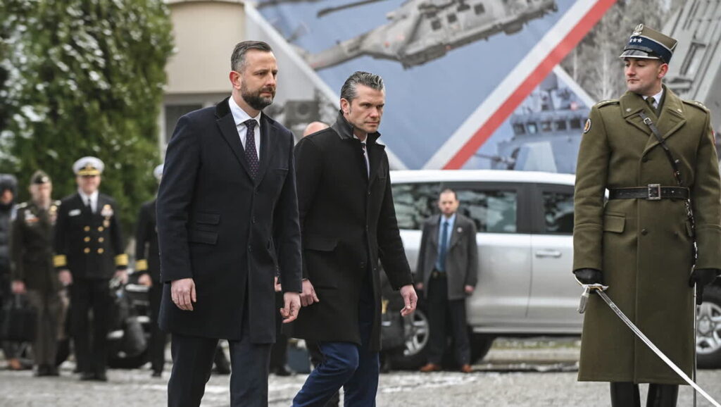Wicepremier, minister obrony narodowej Władysław Kosiniak-Kamysz oraz sekretarz obrony USA Pete Hegseth, fot. PAP/Marcin Obara