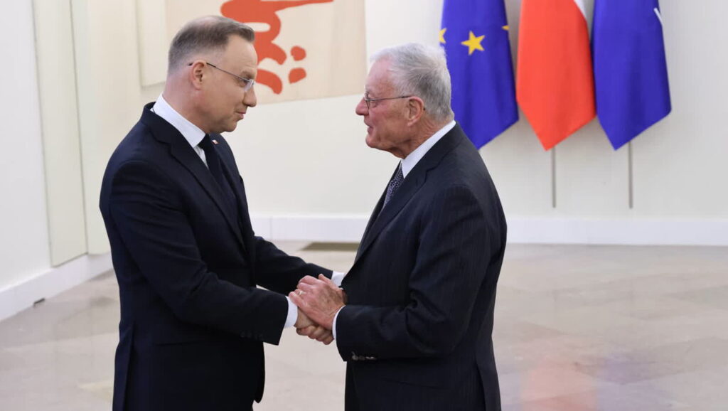 Prezydent RP Andrzej Duda (L) oraz pełnomocnik prezydenta USA Donalda Trumpa do spraw Ukrainy gen. Keith Kellog, fot. PAP/Albert Zawada