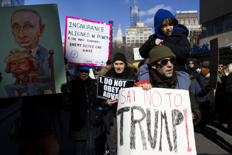 W poniedziałek w Dzień Prezydentów w USA odbyły się kolejne protesty przeciwko Donaldowi Trumpowi. Na zdjęciu manifestacja w Nowym Jorku (PAP/EPA/JUSTIN LANE)