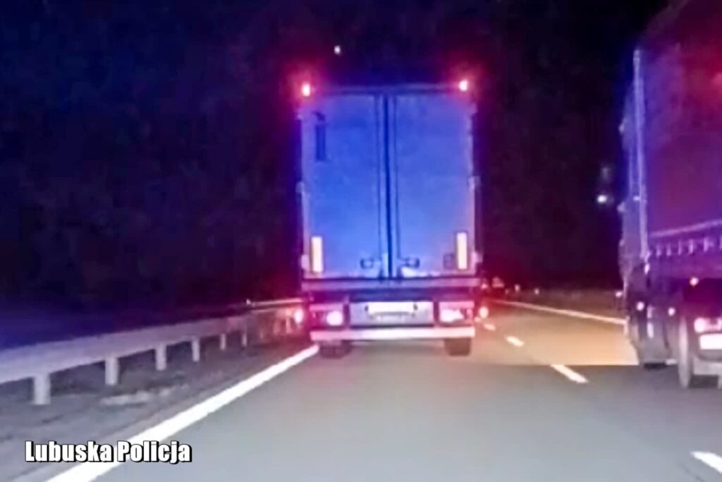 "Wyścig słoni" na autostradzie A2. Kierowcy ukarani "Wyścig słoni" na autostradzie A2. Policjanci z Międzyrzecza ukarali obu kierowców (KPP Międzyrzecz)