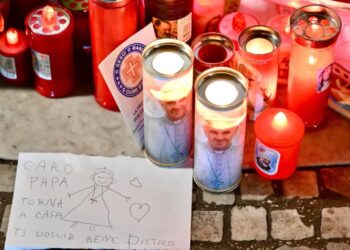 Wierni palą świeczki w intencji papieża Franciszka Fot. PAP/EPA/ALESSANDRO DI MEO