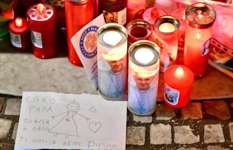 Wierni palą świeczki w intencji papieża Franciszka Fot. PAP/EPA/ALESSANDRO DI MEO