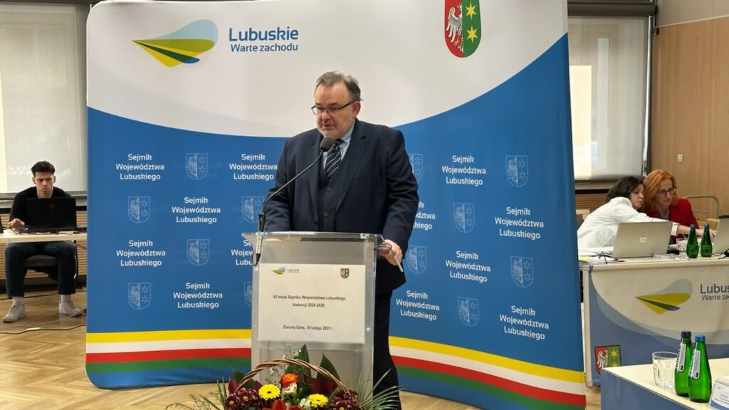 Wojciech Dinges, wiceprezes spółki PolRegio, na sesji sejmiku lubuskiego (fot. Krzysztof Filmanowicz)