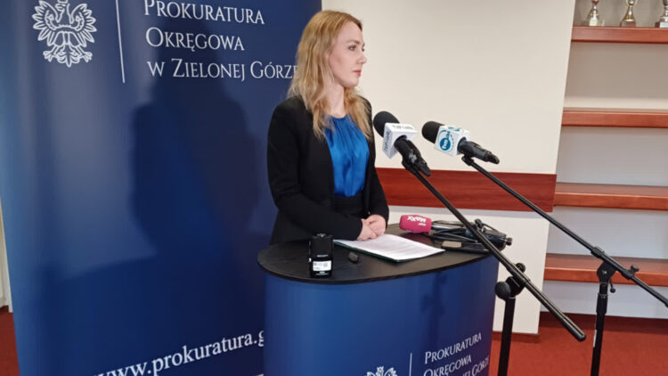Konferencja prasowa w Prokuraturze Okręgowej w Zielonej Górze. Ewa Antonowicz opowiada o zarzutach dla lubuskiego "naturopaty" (fot. Piotr Bakselerowicz)