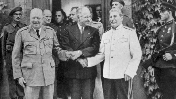 Przywódca ZSRR Józef Stalin, prezydent USA Harry Truman i premier Wielkiej Brytanii Winston Churchill. Fot. PAP/ Reprodukcja