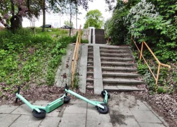 Źle zaparkowane hulajnogi są zagrożeniem dla osób z niepełnosprawnościami Radio Zachód - Lubuskie