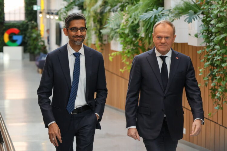 Sunchar Pichai, prezes Alphabet i Google podczas wizyty w Polsce. Na zdjęciu z premierem Donaldem Tuskiem (PAP/Paweł Supernak)