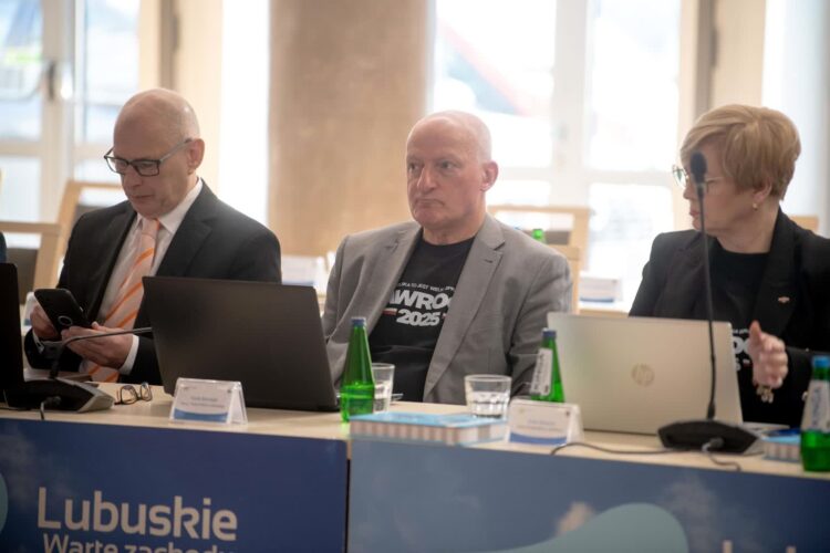 Jacek Kurzępa, radny PiS, przyszedł na sesję sejmiku w koszulce promującej kandydata swojej partii na prezydenta kraju (fot. Krzysztof Filmanowicz)