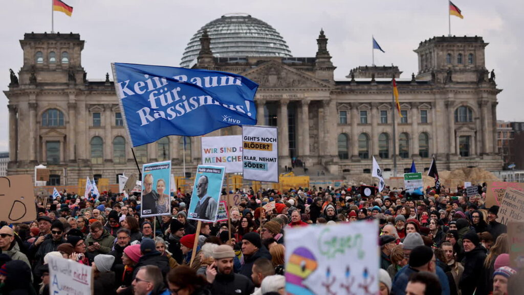 Kolejny dzień demonstracji przeciwko AfD i CDU. W Berlinie protestowało 160 tys. osób Protest w Berlinie. Fot. PAP/EPA/HANNIBAL HANSCHKE
