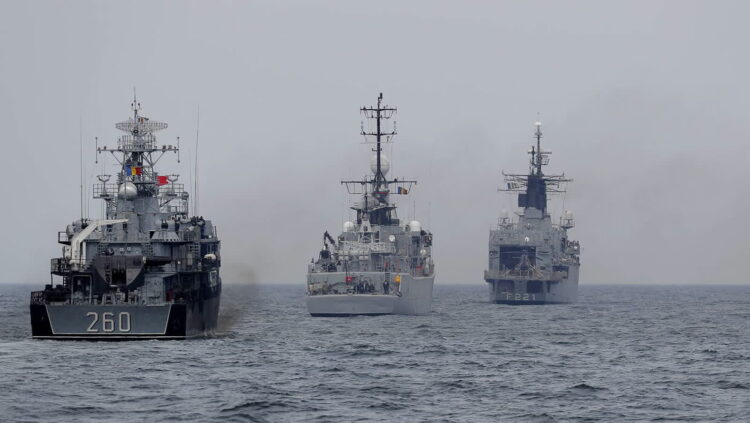 Okręty NATO (PAP/EPA/ROBERT GHEMENT)