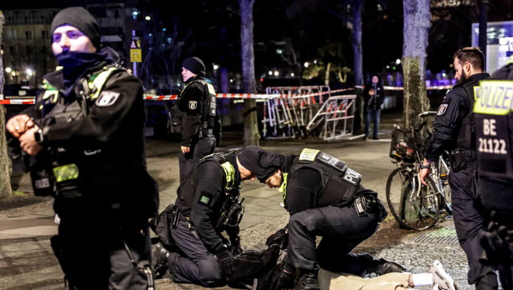 Podejrzany sprawca ataku w Berlinie to 19-letni Syryjczyk 1 Zatrzymanie nożownika w Berlinie. Fot. PAP/EPA/CHRISTOPHER NEUNDORF