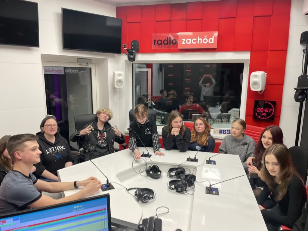 Olimpiada Zwolnieni z Teorii i projektowe pomysły Młodzieży z Lotnika Olimpiada Zwolnieni z Teorii i projektowe pomysły Młodzieży z Lotnika Radio Zachód - Lubuskie