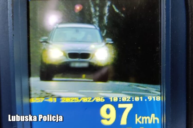 Kierowca bmw za znaczne przekroczenie prędkości stracił prawo jazdy na trzy miesiące (fot. KPP Międzyrzecz)