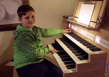 Organista Szymon Konarski w Smardach Górnych. Fot. PAP/Krzysztof Świderski