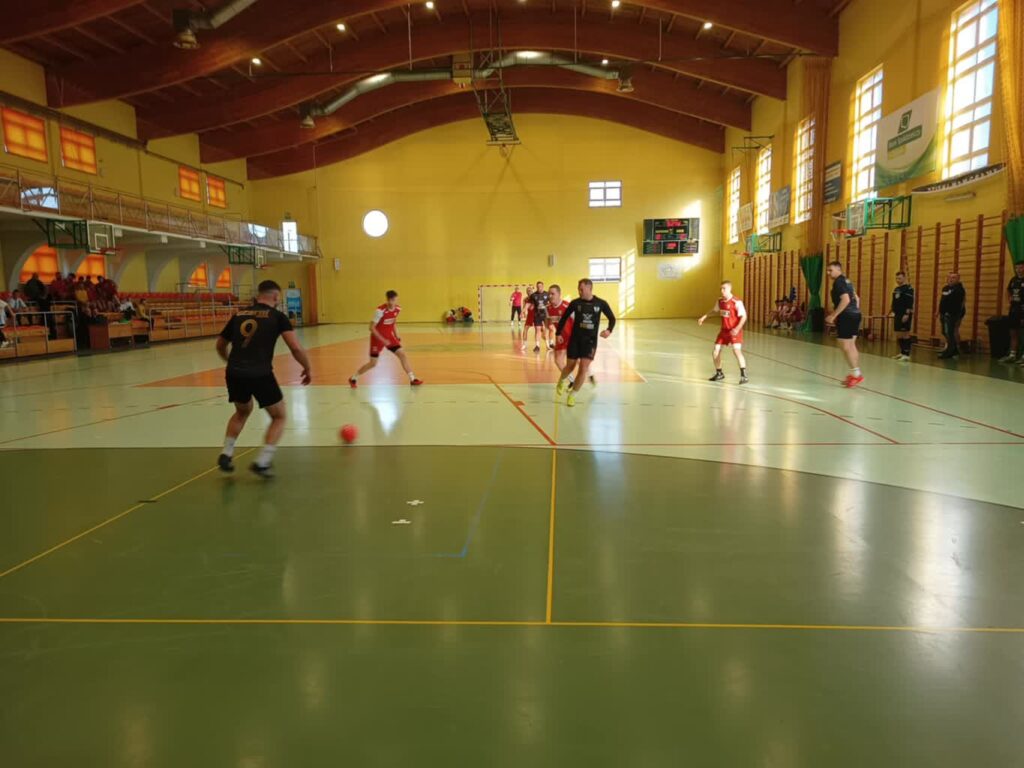 Piłkarskie rozgrywki i charytatywna licytacja w żagańskiej Arenie fot. K.Gonera