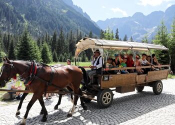 Turyści na drodze do Morskiego Oka. Fot. PAP/Grzegorz Momot