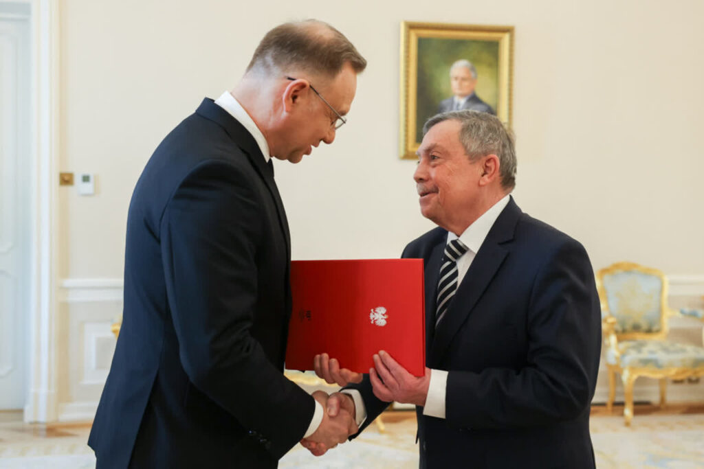 Prezydent Duda powołał nowego wiceprezesa TK 1 Bartłomiej Sochański odbiera z rąk prezydenta Andrzeja Dudy nominację na wiceprezesa TK (fot. KPRP)