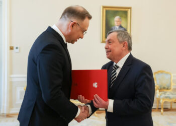 Bartłomiej Sochański odbiera z rąk prezydenta Andrzeja Dudy nominację na wiceprezesa TK (fot. KPRP)