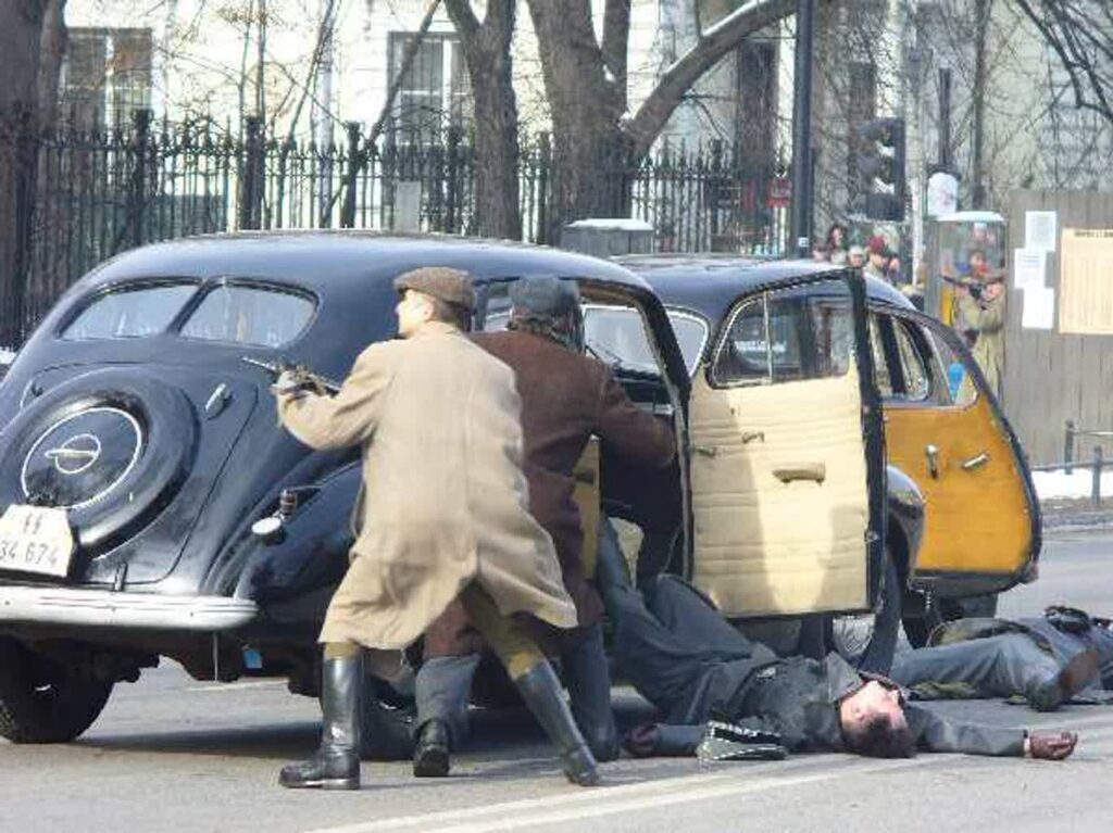 Zdjęcie: widowisko historyczne „Zamach na Kutscherę” zorganizowane przez IPN 22 lutego 2009 r. w Warszawie. Fot. Instytut Pamięci Narodowej/FB