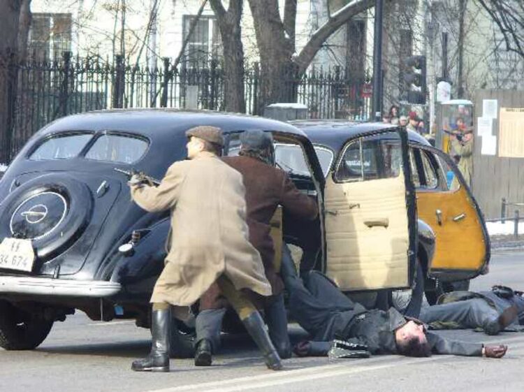 Zdjęcie: widowisko historyczne „Zamach na Kutscherę” zorganizowane przez IPN 22 lutego 2009 r. w Warszawie. Fot. Instytut Pamięci Narodowej/FB