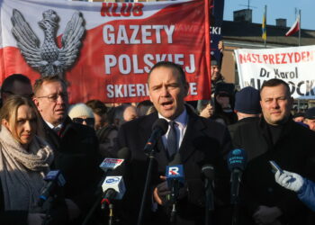 Karol Nawrocki, kandydat na prezydenta popierany przez PiS na rynku w Skierniewicach (PAP/Marian Zubrzycki)