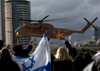 Wojskowy helikopter przewozi uwolnionego izraelskiego zakładnika. Fot. PAP/EPA/ ATEF SAFADI