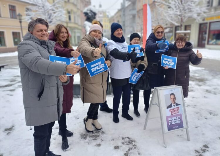 Miejscy i wojewódzcy radni Koalicji Obywatelskiej wystartowali z kampanią wsparcia dla Rafała Trzaskowskiego, kandydata na prezydent kraju (fot. Piotr Bakselerowicz)