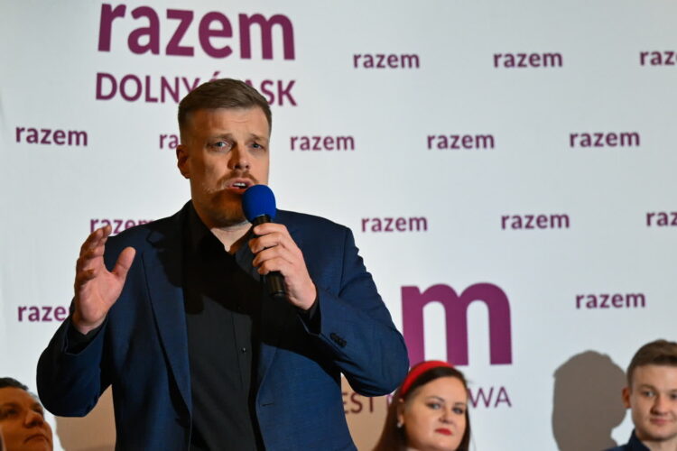 Adrian Zandberg z Partii Razem (PAP/Maciej Kulczyński)