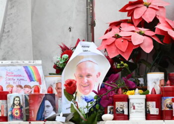 Plac przed Polikliniką Gemelli.Fot. PAP/EPA/MAURIZIO BRAMBATTI