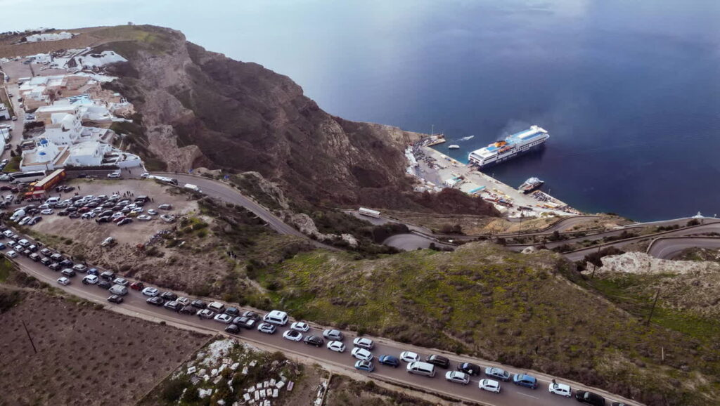 9 tys. mieszkańców i turystów opuściło grecką wyspę Santorini. Fot. PAP/EPA/CHRISTOS YANTSIS