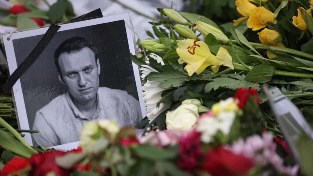 Kwiaty złożone po śmierci Aleksieja Nawalnego. Fot. PAP/EPA/CLEMENS BILAN