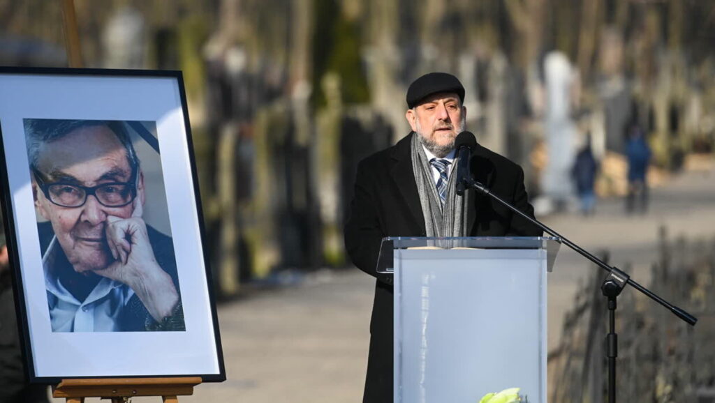 "Mówił cicho, ale każde jego słowo brzmiało jak dzwon". Trwają uroczystości pogrzebowe Mariana Turskiego 1 Naczelny rabin Polski Michael Schudrich na pogrzebie Mariana Turskiego na Cmentarzu Żydowskim w Warszawie, fot. PAP/Piotr Nowak