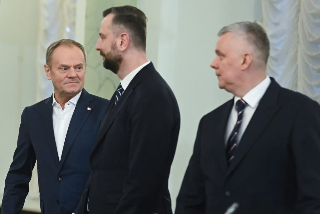 Posiedzenie RBN. Donald Tusk na zdjęciu Władysławem Kosiniakiem-Kamyszem i Tomaszem Siemoniakiem (PAP/Piotr Nowak)