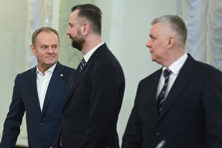 Posiedzenie RBN. Donald Tusk na zdjęciu Władysławem Kosiniakiem-Kamyszem i Tomaszem Siemoniakiem (PAP/Piotr Nowak)