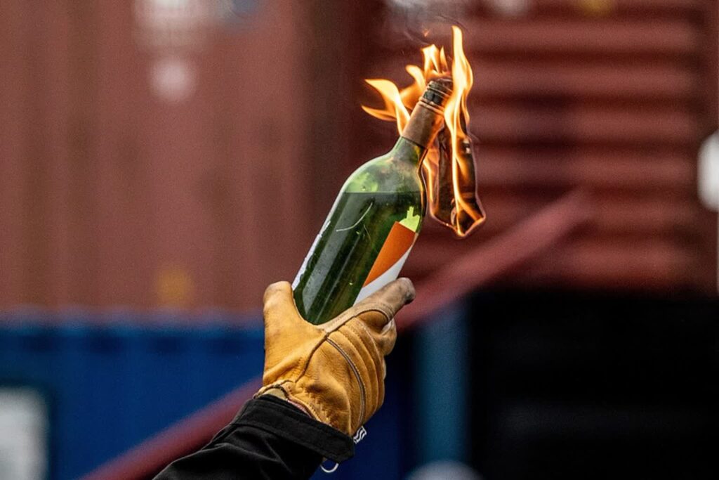 Podejrzani o obrzucenie konsulatu Rosji koktajlami Mołotowa to naukowcy z CNRS Zdjęcie ilustracyjne. Fot. Wikipedia