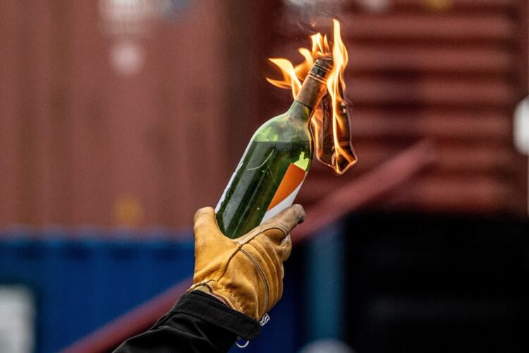 Podejrzani o obrzucenie konsulatu Rosji koktajlami Mołotowa to naukowcy z CNRS 9 Zdjęcie ilustracyjne. Fot. Wikipedia