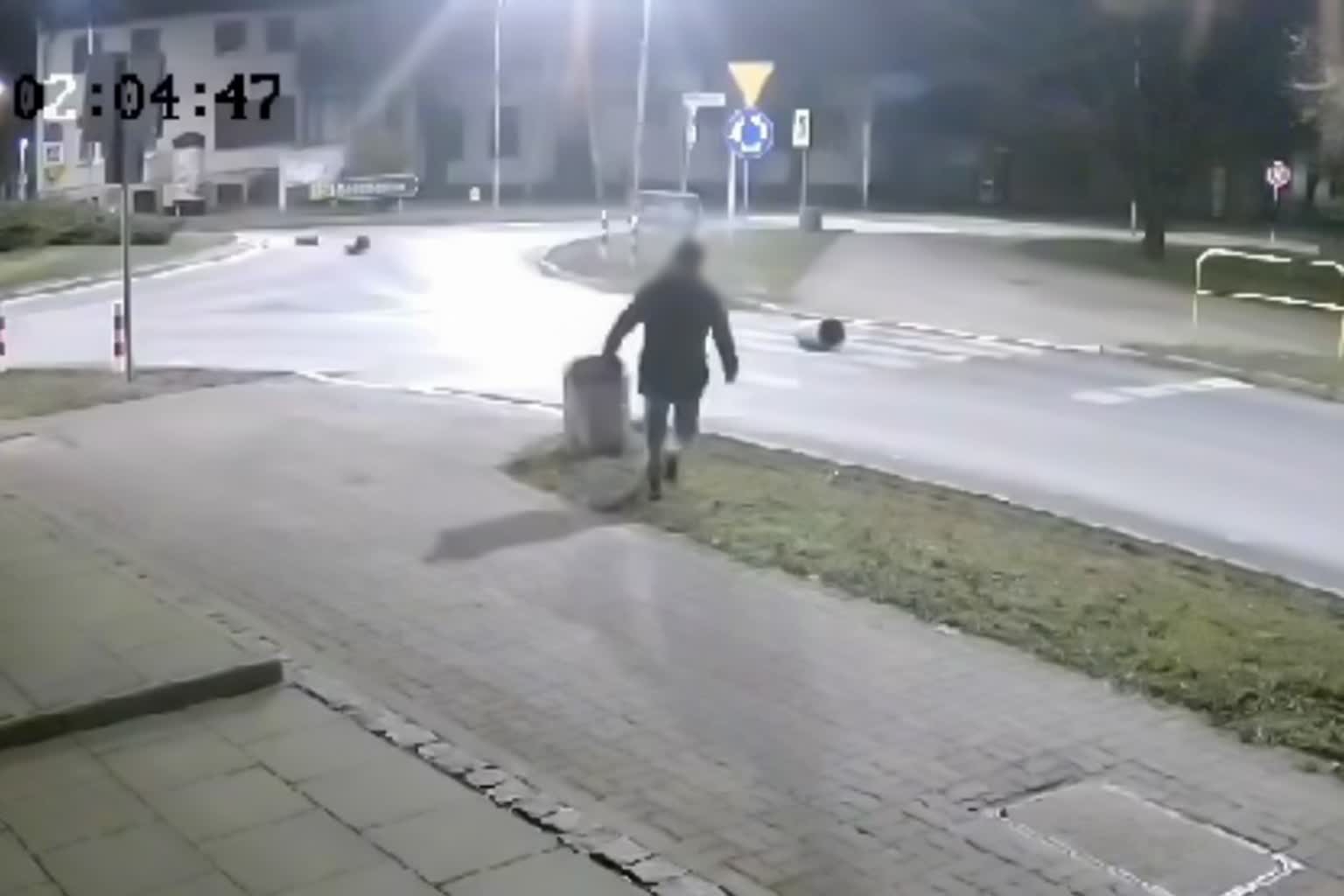 Nierówna walka śmietników z głupotą. Wandal zatrzymany [VIDEO] Radio Zachód - Lubuskie