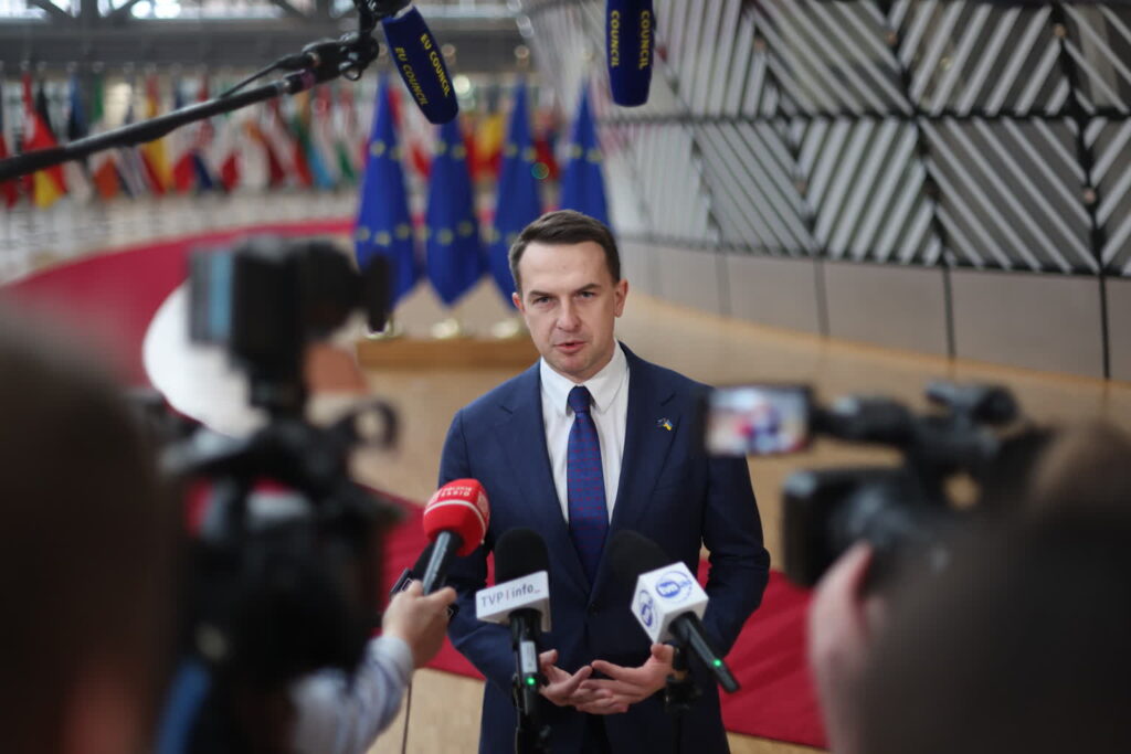 Wszedł nowy pakiet sankcji wobec Rosji. Co z gazem? 1 Adam Szłapka, minister ds. europejskich (PAP/EPA/OLIVIER HOSLET)