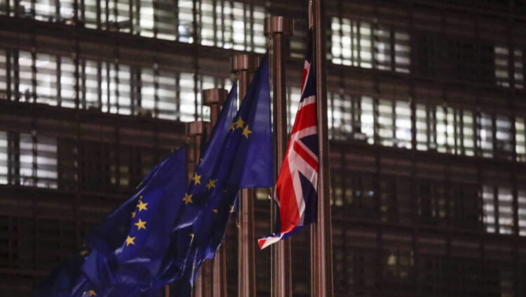 Pięć lat od brexitu większość Brytyjczyków ocenia, że był on błędem 9 Flagi wielkiej Brytanii i Unii Europejskiej Fot. PAP/EPA/OLIVIER HOSLET